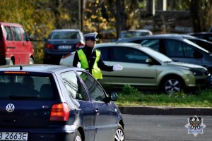 Na zdjęciu policjant kierujący ruchem drogowym na ul. Moniuszki w Wałbrzych.