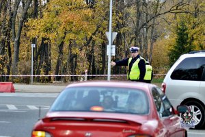 Na zdjęciu policjant kierujący ruchem drogowym na ul. Sikorskiego w Wałbrzych.