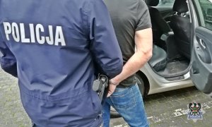 Świadek ujął mężczyznę, który zaatakował na ulicy dwie nastolatki. Policjanci zatrzymali sprawcę, a sąd tymczasowo aresztował podejrzanego