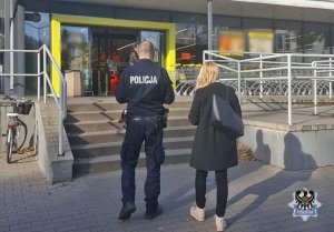 Na zdjęciu policjant i pracownicą Powiatowej Stacji Sanitarno-Epidemiologicznej w Wałbrzychu przy jednej z placówek handlowych.