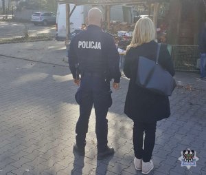 Na zdjęciu policjant i pracownicą Powiatowej Stacji Sanitarno-Epidemiologicznej w Wałbrzychu przy jednym ze stoisk handlowych.