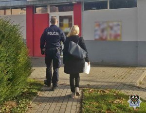 Na zdjęciu policjant i pracownicą Powiatowej Stacji Sanitarno-Epidemiologicznej w Wałbrzychu przy jednym ze sklepów.