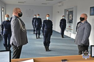 Dowódca uroczystości podkom. Bartłomiej Libumski w obecności policjantów składa meldunek I Zastępcy Komendanta Miejskiego Policji w Wałbrzychu podinsp. Rafałowi Siczkowi.