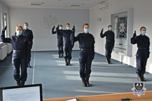 Na zdjęciu wszyscy policjanci biorący udział w ślubowaniu.