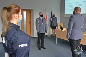 Dowódca uroczystości podkom. Bartłomiej Libumski w obecności policjantów składa meldunek o zakończeniu uroczystości I Zastępcy Komendanta Miejskiego Policji w Wałbrzychu podinsp. Rafałowi Siczkowi.
