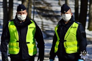 Na zdjęciu policjanci w umundurowaniu i w maseczkach ochronnych