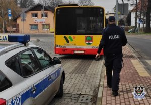 Na zdjęciu policjant podczas kontroli autobusu