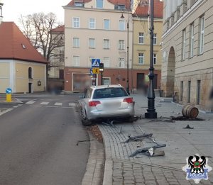 na zdjęciu widoczny pojazd który wjechał w barierki ochronne