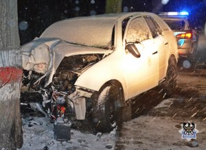 Na zdjęciu uszkodzony w wyniku zdarzenia drogowego samochód osobowy.