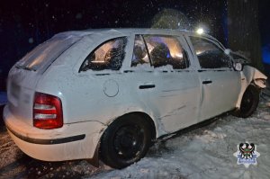 Na zdjęciu uszkodzony w wyniku zdarzenia drogowego samochód osobowy - drugie ujęcie z boku.