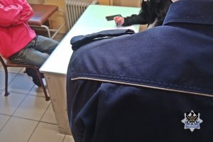 Na zdjęciu policjanci wykonują czynności procesowe z pierwszym z zatrzymanych mężczyzn.