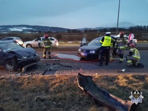 Na zdjęciu służby pracujące na miejscu zdarzenia - inne ujęcie.