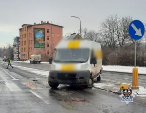 Tym razem poważny wypadek z udziałem pieszej w Wałbrzychu. Policjanci apelują kolejny raz o zachowanie zasad bezpieczeństwa do wszystkich użytkowników dróg