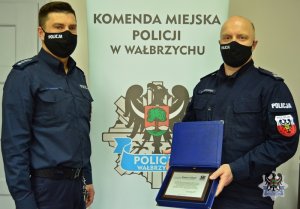 Na zdjęciu podinsp. Arkadiusz Wojnowski pełniący obowiązki Zastępcy Komendanta Miejskiego w Wałbrzychu dziękuje za wieloletnią służbę asp. szt. Tomaszowi Łabędziowi.