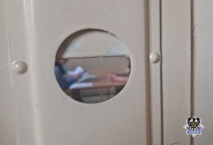 Na zdjęciu policjanci wykonują czynności procesowe z osobą zatrzymaną.