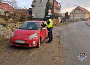 Na zdjęciu policjant wykonuje badanie stanu trzeźwości jednego z kierujących.