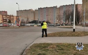 Na zdjęciu policjantka wykonująca ręczny pomiar prędkości.