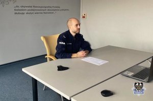 Na zdjęciu policjant prowadzący spotkanie Senior online.