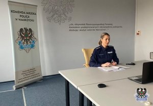 Na zdjęciu policjantka prowadząca spotkanie Senior online.