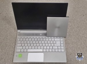 Na zdjęciu odzyskany laptop oraz odtwarzacz do płyt - trzecie ujęcie.