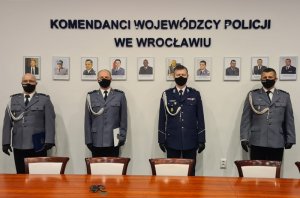Na zdjęciu od lewej Zastępca Komendanta Miejskiego Policji w Wałbrzychu podinsp. Arkadiusz Wojnowski, Komendant Miejski Policji w Wałbrzychu kom. Krzysztof Lewandowski, Komendant Wojewódzki Policji we Wrocławiu insp. Dariusz Wesołowski oraz I Zastępca Komendanta Miejskiego Policji w Wałbrzychu mł. insp. Mariusz Kucharczyk.
