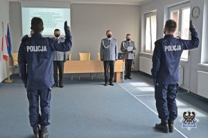 Na zdjęciu policjanci podczas uroczystego ślubowania - widok od tyłu.