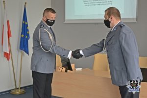 Na zdjęciu dowódca uroczystości składa meldunek I Zastępcy Komendanta Miejskiego Policji w Wałbrzychu.