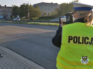 Policjanta dokonująca pomiaru prędkości