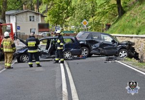 Na zdjęciu służby ratownicze na miejscu zdarzenia.