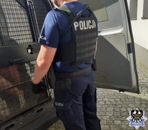 Policjant przy busie policyjnym