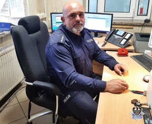 Na zdjęciu st. asp. Tomasz Trawczyński podczas pełnienia służby dyżurnego.