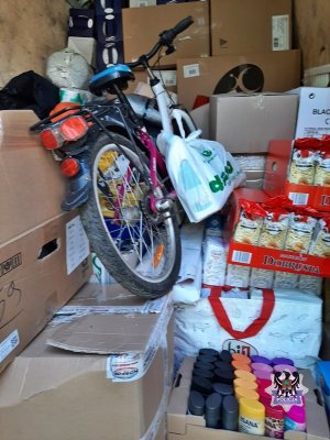 Na zdjęciu bus pełen darów dla pogorzelców.