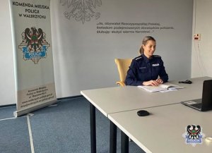 Na zdjęciu policjantka podczas prowadzenia szkolenia z seniorami przez internet.