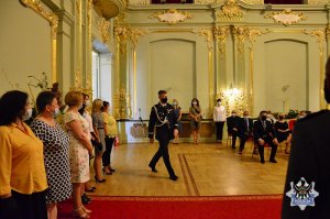 Na zdjęciu na uroczystość zmierza Komendant Wojewódzki Policji we Wrocławiu nadinspektor Dariusz Wesołowski.