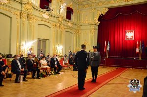 Na zdjęciu dowódca uroczystości składa meldunek Komendantowi Wojewódzkiemu Policji we Wrocławiu nadinspektorowi Dariuszowi Wesołowskiemu.