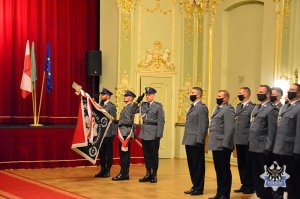 Na zdjęciu poczet sztandarowy oraz mianowani policjanci.