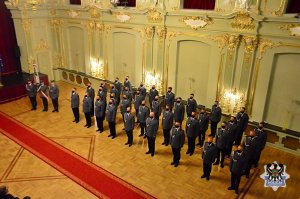 Na zdjęciu na uroczystość zmierza Komendant Wojewódzki Policji we Wrocławiu nadinspektor Dariusz Wesołowski.