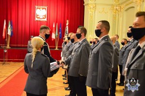 Na zdjęciu mianowanie na wyższe stopnie służbowe kolejnych policjantów.