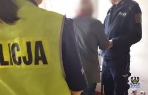 Na zdjęciu policjant sprawdza stan trzeźwości kierującego - dalsza perspektywa.