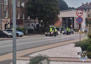 Na zdjęciu policjanci w trakcie działań Trzeźwy poranek na ul. Wrocławskiej.