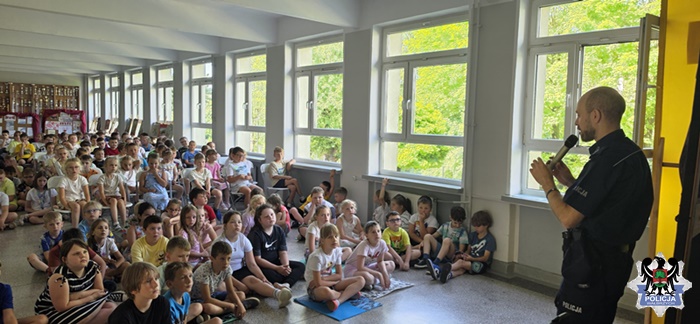 Zasady bezpieczeństwa na wakacje – wałbrzyscy policjanci edukują uczniów