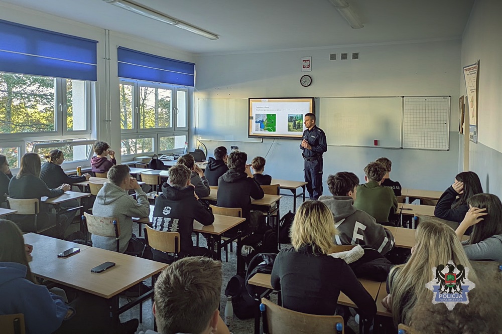 Policjant prowadzi lekcję historii Policji dla uczniów klasy mundurowej